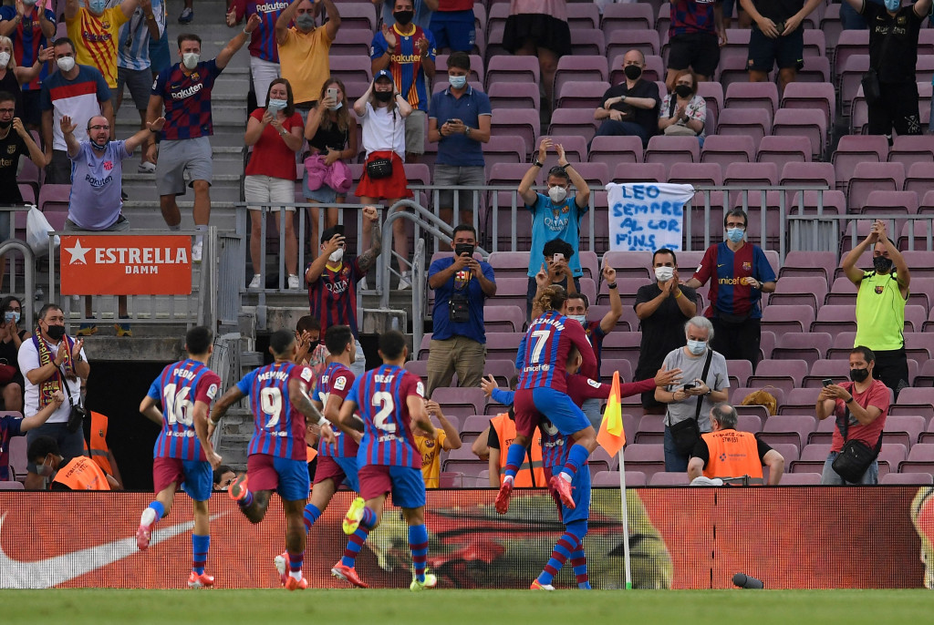 Barcelona resmi memulai era tanpa Lionel Messi. Menghadapi Real Sociedad di laga pembuka LaLiga 2021/2022, di Camp Nou, Senin, 16 Agustus 2021, Blaugrana meanng 4-2.