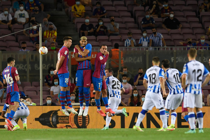 Gol tersebut menaikkan semangat Sociedad dan tiga menit berselang Mikel Oyarzabal melepaskan eksekusi tendangan bebas yang melewati pagar hidup dan menaklukkan kiper Neto membuat skor jadi 2-3.