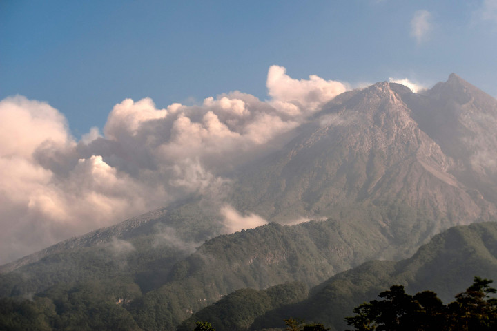 Gunung Merapi memuntahkan abu dan asap 3.500 meter dari puncaknya terlihat dari Sleman di Yogyakarta pada 16 Agustus 2021.