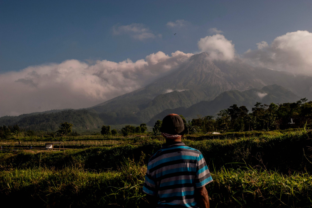 Pada Senin, 16 Agustus 2021, Gunung Merapi kembali mengalami erupsi sebanyak 2 kali dengan menyemburkan awan panas terjauh mencapai 3,5 kilometer.
