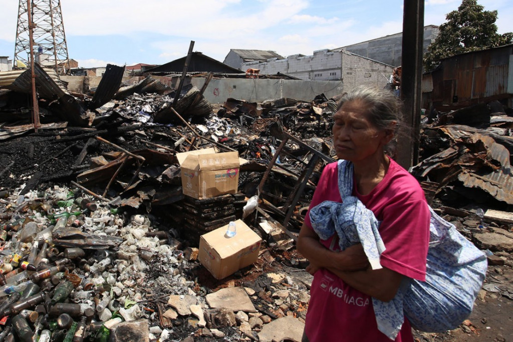 Tiga orang ditemukan tewas akibat terjebak kebakaran di Jalan Kemang Utara Raya RT 011 RW 004, tepatnya dekat Pasar Kambing, Bangka, Mampang Prapatan, Jakarta Selatan, pada Minggu, 15 Agustus 2021, dini hari. 