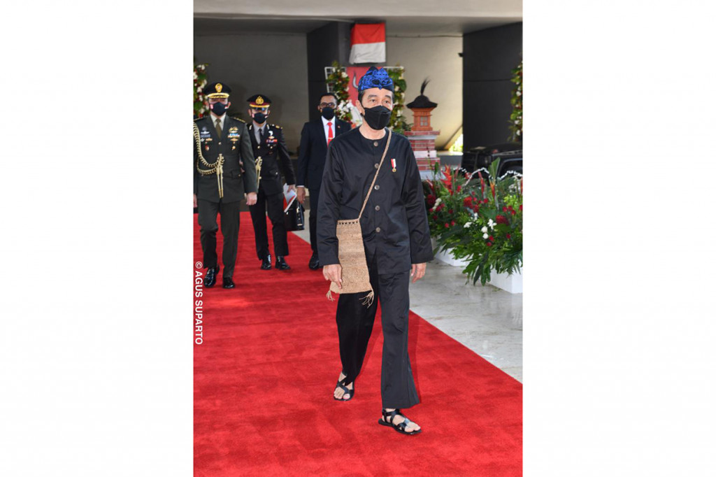 Jokowi mengenakan pakaian berwarna hitam, dengan penutup kepala berwarna biru yang menjadi ciri khas pakaian adat suku Badui. Tak lupa, Jokowi juga mengenakan tas selempang khas suku Badui. 