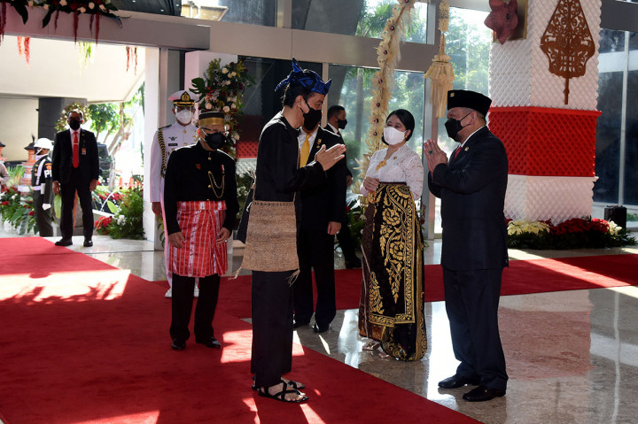 Presiden Joko Widodo mengenakan baju adat suku Badui di Sidang Tahunan MPR 2021, Senin, 16 Agustus 2021. 