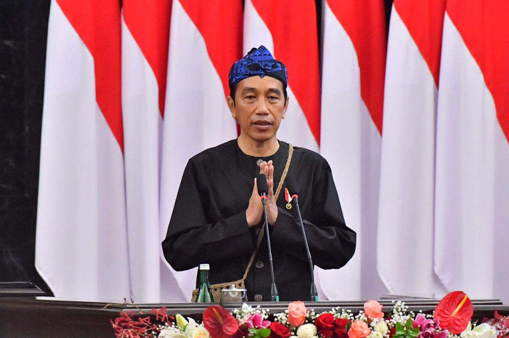 Jokowi juga menyampaikan terima kasih kepada Ketua Adat Masyarakat Badui, Jaro Saija, yang telah menyiapkan baju adat tersebut. Jokowi mengaku nyaman memakai pakaian adat Badui.