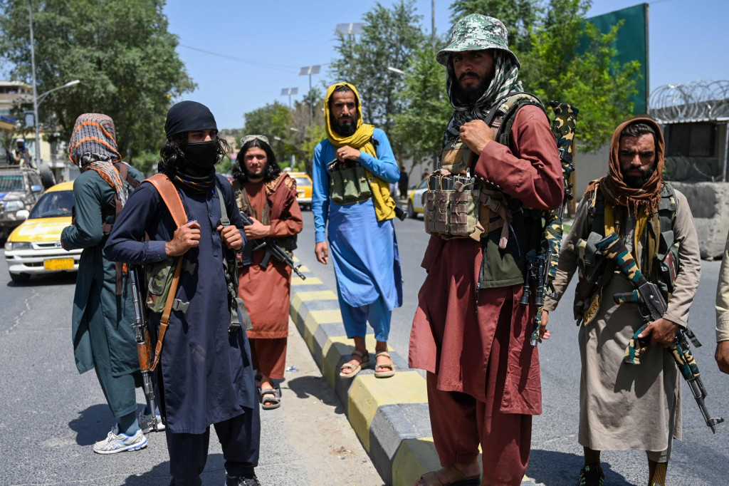 Pasukan Taliban berjaga-jaga di sepanjang jalan dekat Zanbaq Square di Kabul pada 16 Agustus 2021, setelah berakhirnya perang 20 tahun Afghanistan dengan cepat.