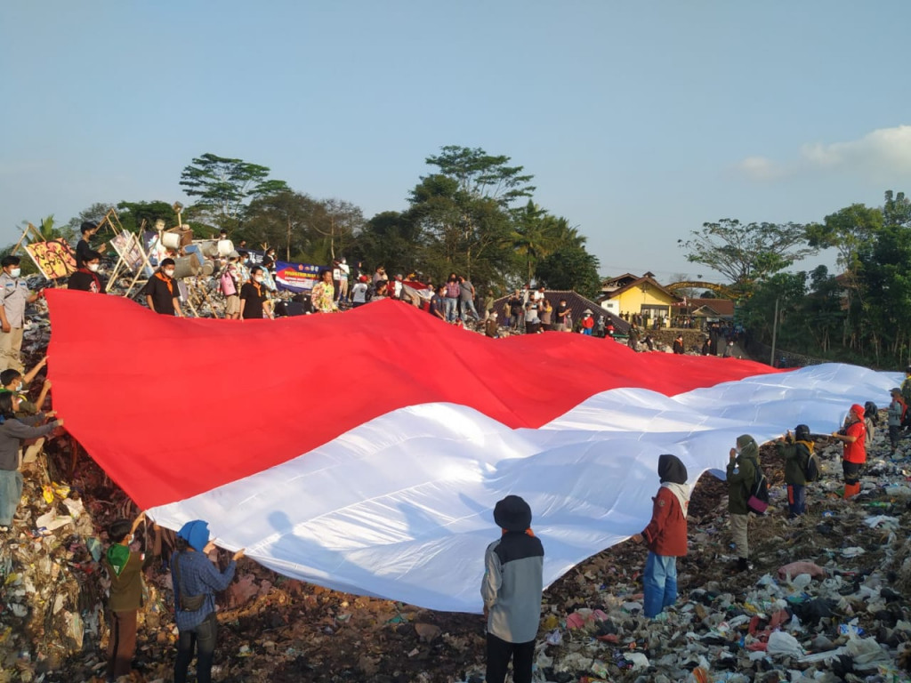 Pembentangan bendera raksasa oleh Forum Komunikasi Pecinta Alam Tasikmalaya (FKPAT) bersama Komunitas Cermin, Musisi Peduli Tasikmalaya dan Republik Aer, ini bukan hanya di TPA Ciangir, tapi bendera raksasa dibentangkan juga di Jembatan Cisempur, Sungai Ciwulan dan Ciakar.