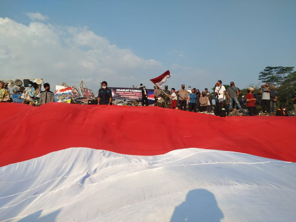 Pembentangan bendera merah putih raksasa di TPA tersebut dilakukan dalam rangkaian acara menyambut peringatan HUT Kemerdekaan ke-76 RI.