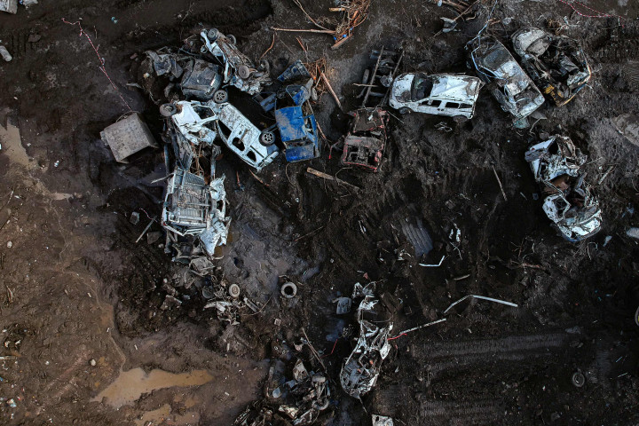 Para ilmuwan mengatakan bencana alam seperti kebakaran hutan dan banjir menjadi lebih intens dan sering karena pemanasan global yang disebabkan oleh emisi polusi.