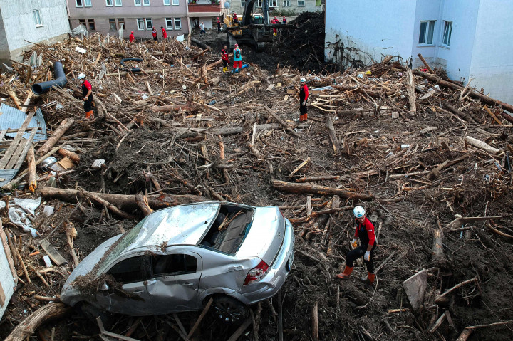 Korban tewas dari banjir bandang yang menyapu sejumlah kota tepi Laut Hitam di Turki pada pekan lalu, kini bertambah menjadi 77 orang pada Senin, 16 Agustus 2021. 