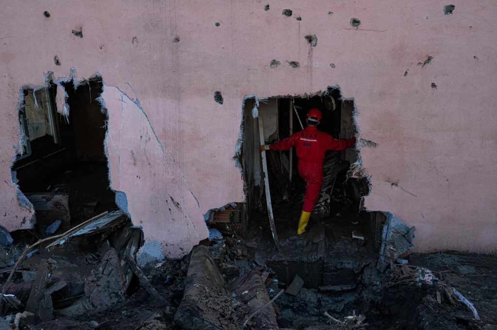 Ada sekitar 40 orang lainnya dilaporkan masih hilang.