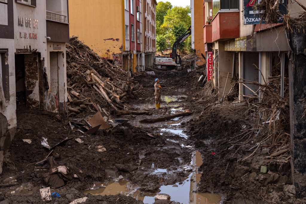 Dilansir AFP, Selasa, 17 Agustus 2021, korban tewas telah meningkat sepanjang akhir pekan ketika petugas penyelamat dan pemulihan mengambil puing-puing sisa terjangan banjir yang kini surut di daerah yang terdampak paling parah. 