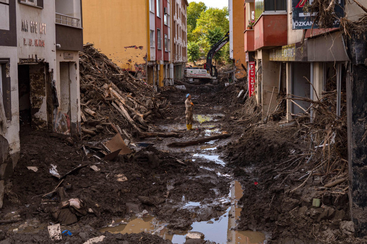 Dilansir AFP, Selasa, 17 Agustus 2021, korban tewas telah meningkat sepanjang akhir pekan ketika petugas penyelamat dan pemulihan mengambil puing-puing sisa terjangan banjir yang kini surut di daerah yang terdampak paling parah. 