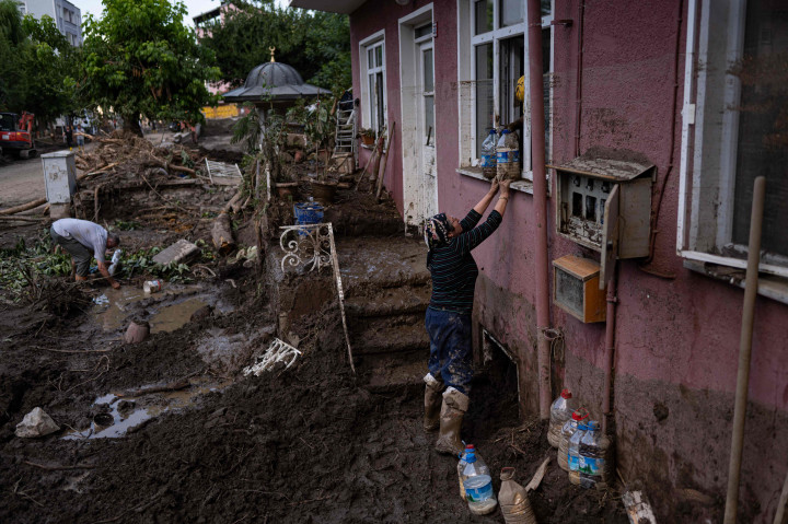 Menurut layanan bencana dan darurat setempat, lebih dari 30 desa masih teraliri listrik dan beberapa daerah tidak memiliki air mengalir.