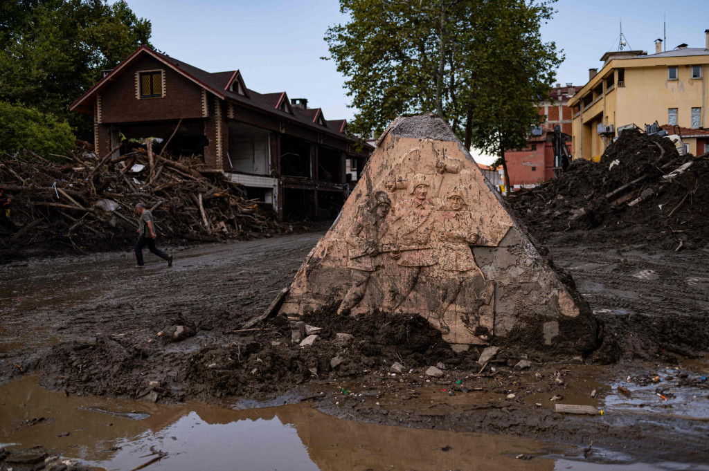 Banjir bandang terjadi di wilayah Sinop dan Kastamonu pada Jumat, 13 Agustus 2021. Banjir itu nyaris menyapu bersih desa dan merusak jembatan serta menghanyutkan puing-puing. 