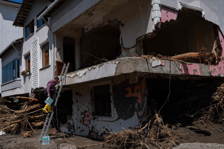 Sebuah rumah susun tingkat lima di bantaran kali juga hancur akibat banjir itu.