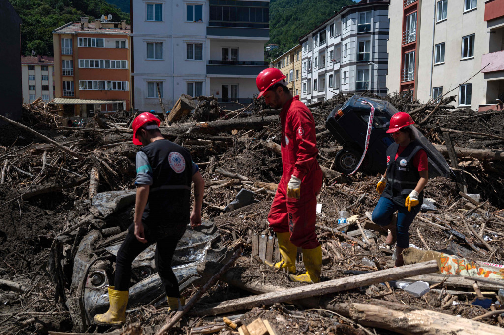 Badan Penanggulangan Bencana Turki (AFAD) mengerahkan 5.820 anggota, 20 anjing pelacak, 20 helikopter dan dua pesawat evakuasi.