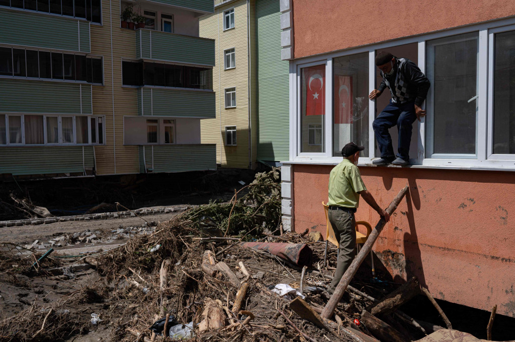 Sekitar 2.250 penduduk di wilayah itu dievakuasi guna menghindari banjir. Sebagian dari mereka diselamatkan ketika berlindung di atap rumah dan ditempatkan di asrama mahasiswa yang diubah menjadi lokasi pengungsian.