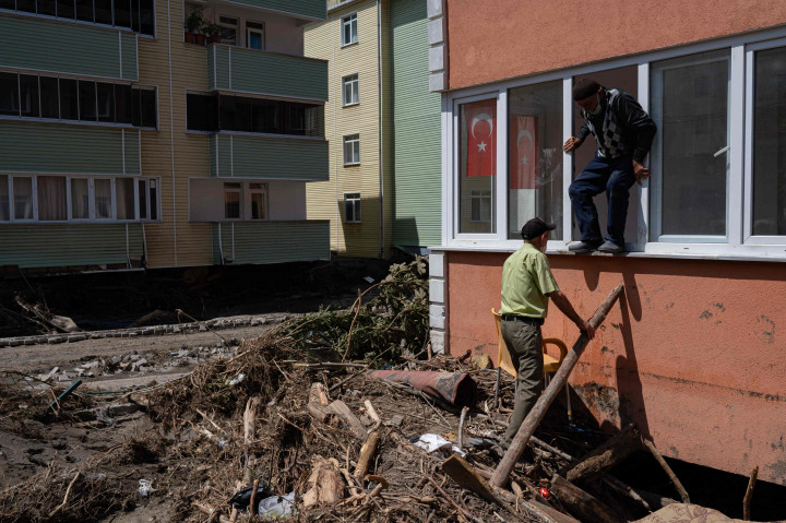Sekitar 2.250 penduduk di wilayah itu dievakuasi guna menghindari banjir. Sebagian dari mereka diselamatkan ketika berlindung di atap rumah dan ditempatkan di asrama mahasiswa yang diubah menjadi lokasi pengungsian.