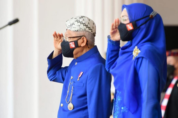 Wakil Presiden Republik Indonesia, Ma'ruf Amin didampingi istrinya, Wury Ma'ruf Amin saat mengikuti Upacara Peringatan Detik-detik Proklamasi di halaman Istana Merdeka Jakarta.
