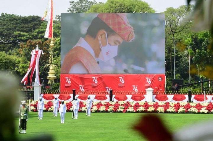 Suasana prosesi pengibaran bendera merah putih oleh Tim Pasukan Pengibar Bendera Pusaka (Paskibraka) Upacara Peringatan Detik-Detik Proklamasi Kemerdekaan Republik Indonesia.