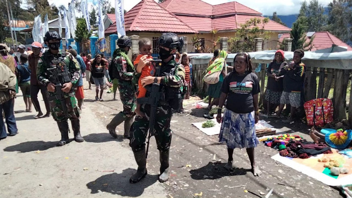 Suasana semangkin bertambah khidmat mengingat pelaksanan peringatan HUT ke-76 RI ini berlangsung di daerah operasi dan melibatkan masyarakat serta aparat keamanan setempat.
