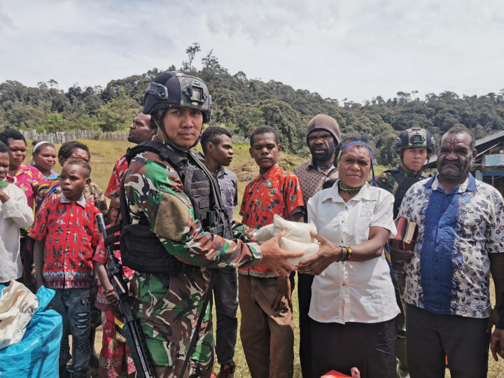 Sedangakan empat tim Titik Kuat Holomama mengibarkan bendera merah putih di ketinggian kampung Holomama serta menyerahkan sargal untuk Gereja Protestan Kp.Holomama dan bantuan sembako untuk masyarakat Kp.Holomama di Kab. Intan Jaya. 