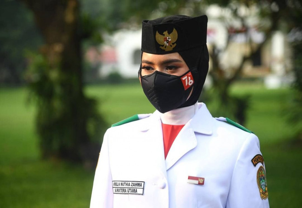 Pembawa bendera Merah Putih akan diisii salah satu putri terbaik dari Provinsi Sumatra Utara Ardelia Muthia Zahwa. Perempuan kelahiran Tebing Tinggi, 6 Desember 2004, ini tengah menempuh pendidikan di SMA Harapan I Medan.