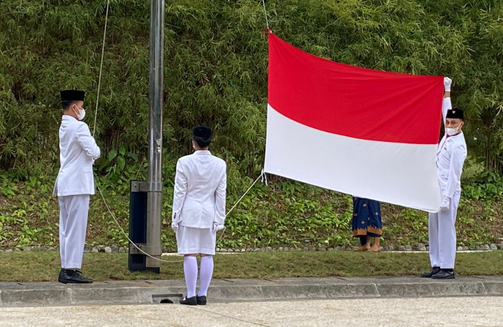 Pengibaran sang Merah-Putih saat upacara peringatan kemerdekaan RI di Intercontinental Bali Resort.