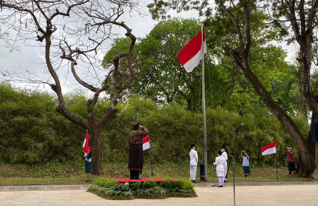 Surya Paloh saat hormat kepada bendera merah putih dalam upacara peringatan kemerdekaan RI di Intercontinental Bali Resort.