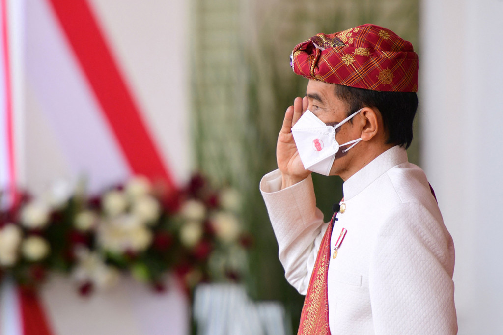 Di luarnya, dibalut dengan sarung tumpal yaitu kain sarung khas Lampung yang dipakai Kepala Negara menutup celana dari pinggang hingga lutut. Penampilan Presiden dilengkapi dengan kain selendang, ikat pinggang, dan tutup kepala yang semuanya berwarna senada merah.