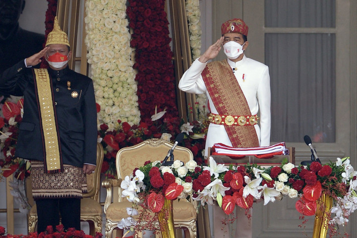 Pakaian adat yang dipakai Jokoi terdiri atas baju lengan panjang berwarna putih yang dipadukan dengan celana panjang berwarna putih juga.