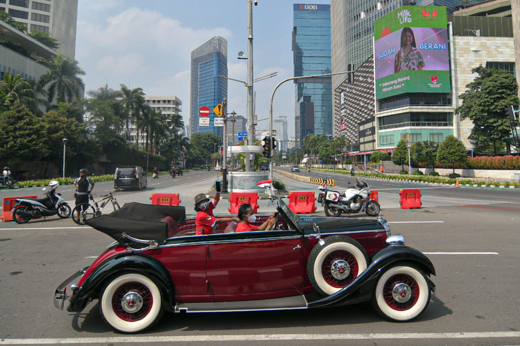 Komunitas mobil klasik melakukan pawai di kawasan Bundaran Hotel Indonesia (HI), Jakarta Pusat, Selasa, 17 Agustus 2021.