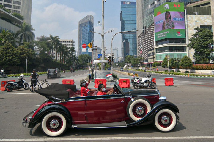 Komunitas mobil klasik melakukan pawai di kawasan Bundaran Hotel Indonesia (HI), Jakarta Pusat, Selasa, 17 Agustus 2021.