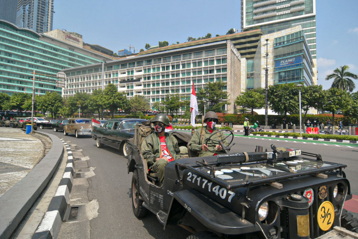 Komunitas mobil klasik melakukan pawai di kawasan Bundaran Hotel Indonesia (HI), Jakarta Pusat, Selasa, 17 Agustus 2021.