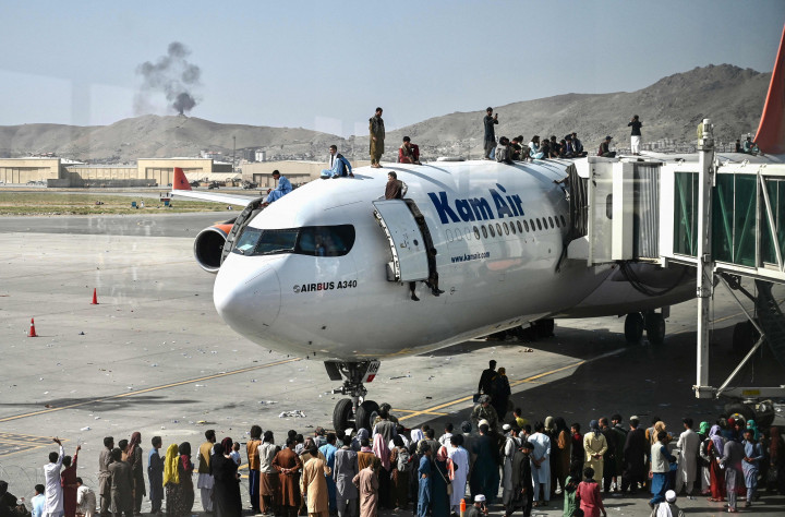 Situasi kacau dilaporkan terjadi di bandara Kabul pada Senin, 16 Agustus 2021, waktu setempat, yang dibanjiri orang-orang yang ingin kabur dari negara itu.