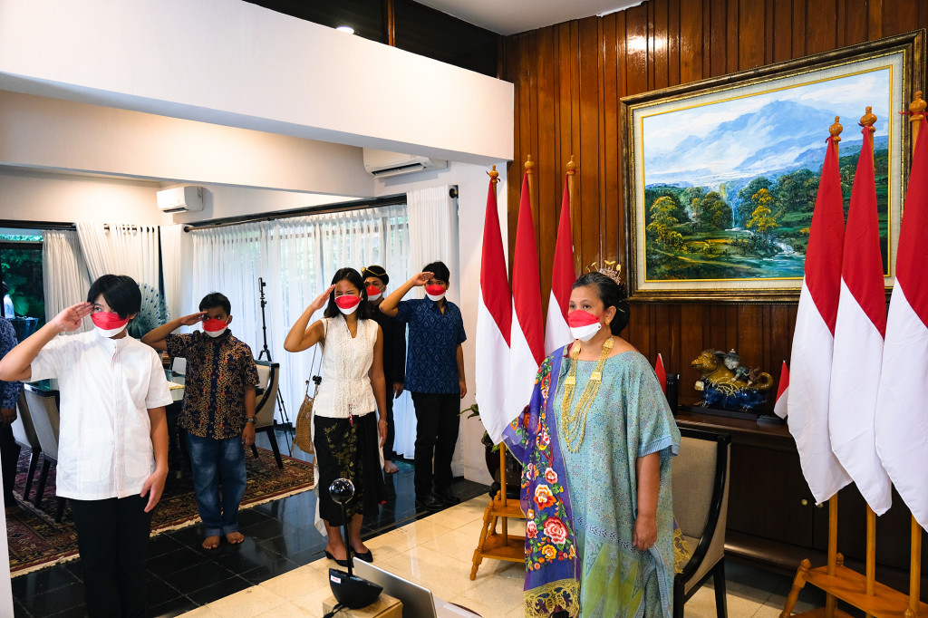 Wakil Ketua MPR RI Lestari Moerdijat mengikuti upacara kemerdekaan RI secara virtual bersama keluarga dan staf dari rumah dinasnya di Jl Denpasar Raya No 12, Jakarta, Selasa, 17 Agustus 2021.