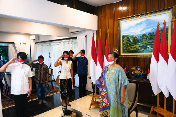 Wakil Ketua MPR RI Lestari Moerdijat mengikuti upacara kemerdekaan RI secara virtual bersama keluarga dan staf dari rumah dinasnya di Jl Denpasar Raya No 12, Jakarta, Selasa, 17 Agustus 2021.