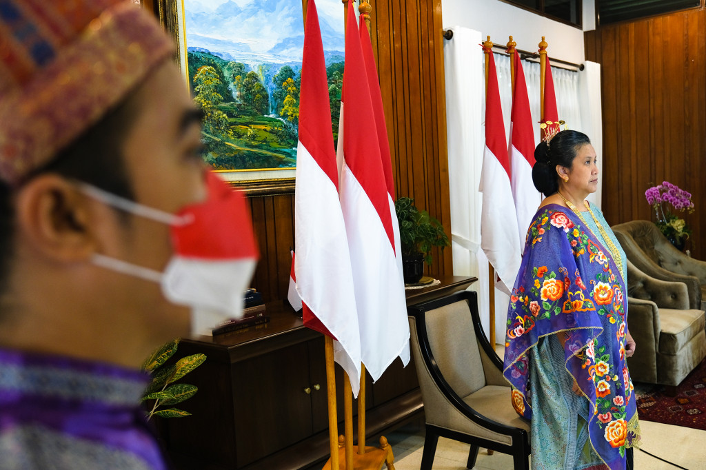 Dalam upacara kemerdekaan kali ini, Rerie menggunakan pakaian adat Sumatra Barat.
