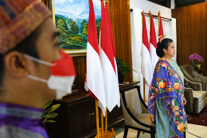 Dalam upacara kemerdekaan kali ini, Rerie menggunakan pakaian adat Sumatra Barat.