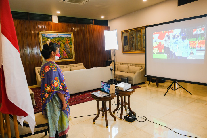 Presiden Joko Widodo yang menjadi inspektur upacara dari Istana Merdeka mengenakan pakaian adat Lampung, sementara Ibu Negara Iriana Joko Widodo mengenakan busana nasional dengan kain songket.