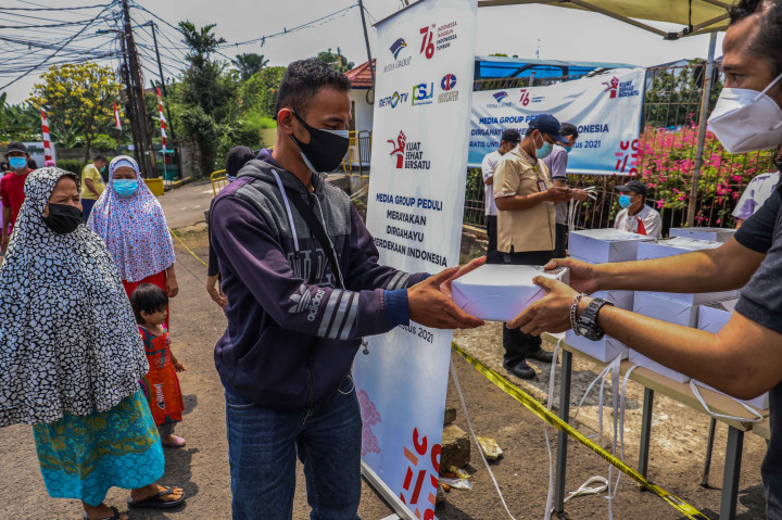 Dalam rangka memeringati HUT RI ke-76, Media Grup Peduli melalui Indocater dan Pangan Sari Utama membagikan makan gratis di Kedoya, Jakarta Barat.