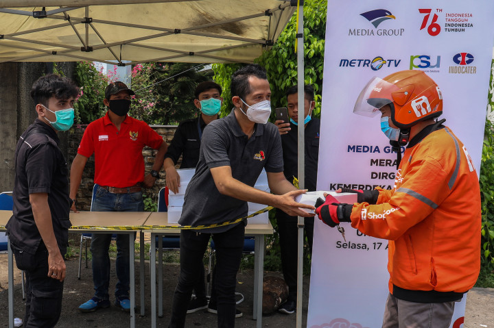 Media Group membagikan 500 kotak makanan gratis kepada lingkungan sekitar.