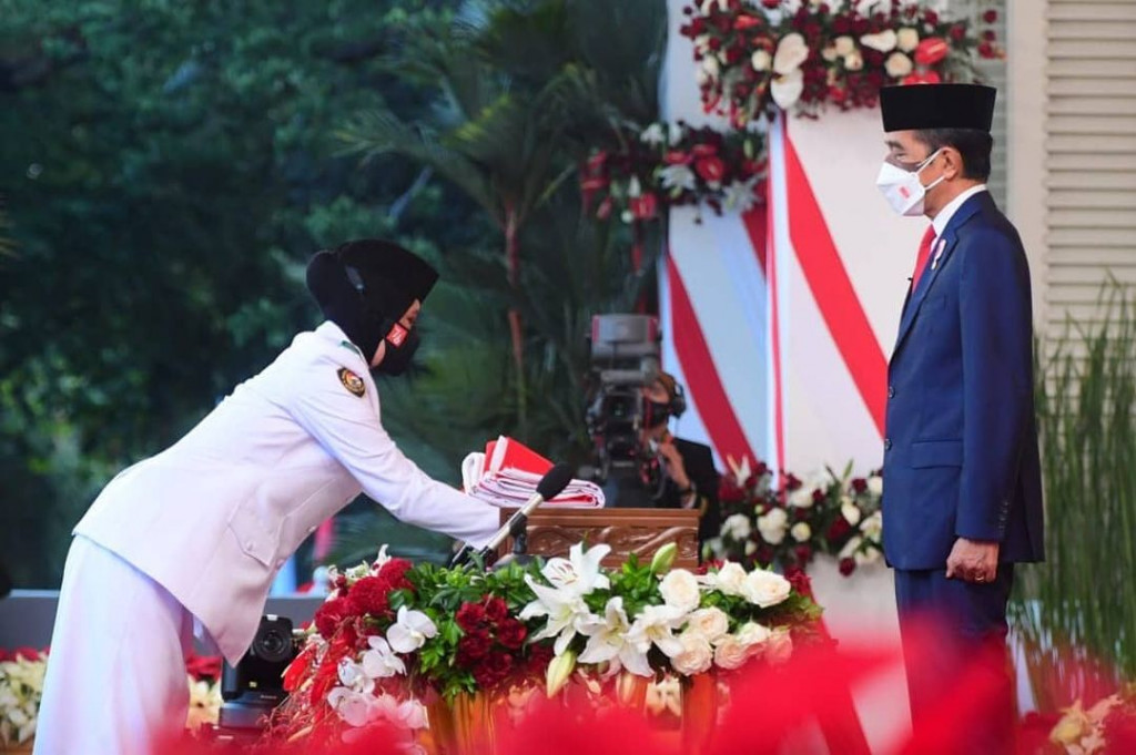 Bendera tersebut kemudian dikembalikan ke tempat semula, yang berada di hadapan Presiden Joko Widodo selaku Inspektur Upacara.