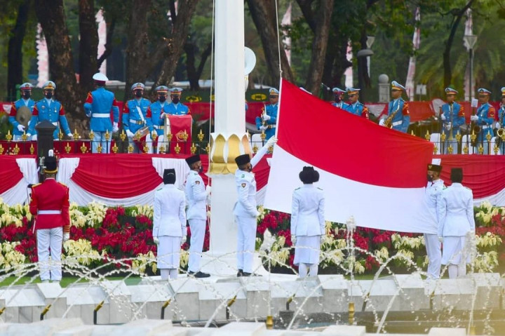Selanjutnya, proses penurunan bendera dilakukan oleh tiga orang anggota Paskibraka dari Tim Indonesia Tumbuh.