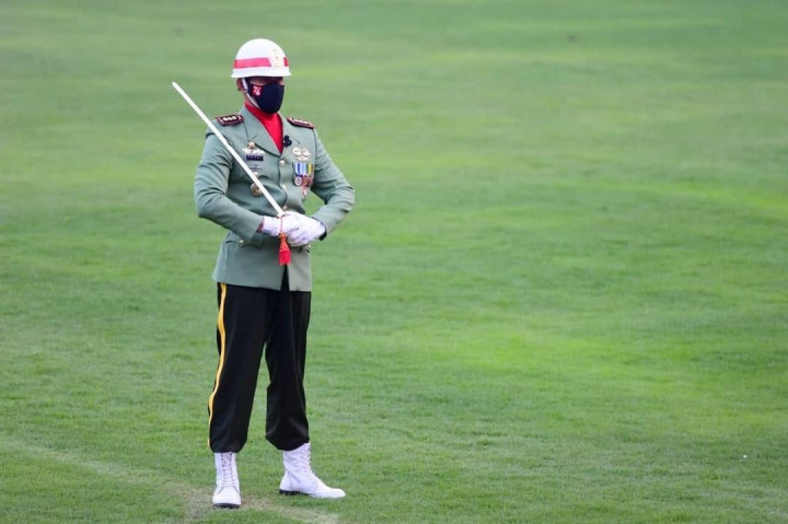 Laporan Komandan Upacara Kolonel Inf. Faisol Izuddin Karimi kepada Presiden Joko Widodo, menandai dimulainya Upacara Penurunan Bendera Merah Putih.
