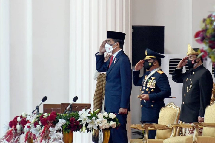 Presiden Joko Widodo kembali bertindak sebagai Inspektur Upacara pada Penurunan Bendera Negara Sang Merah Putih yang sekaligus mengakhiri rangkaian Peringatan HUT ke-76 Kemerdekaan Republik Indonesia, Selasa, 17 Agustus 2021. Upacara tersebut berlangsung khidmat dan berjalan dengan lancar.