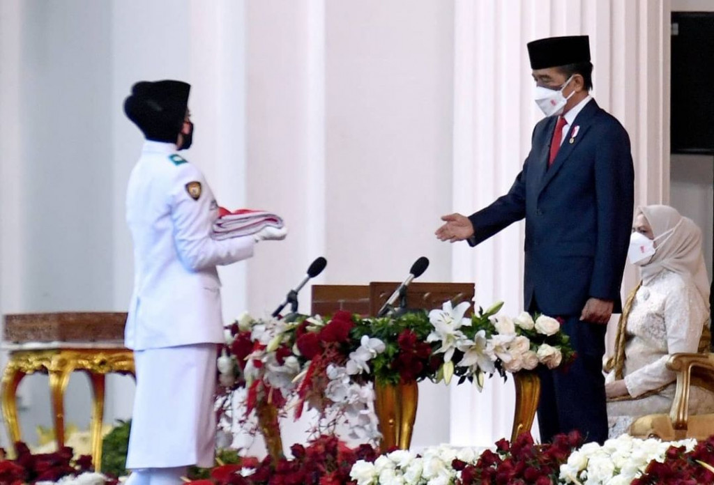 Sementara itu, Qyara Maharani Putri dari Provinsi Jawa Barat dipercaya sebagai pembawa bendera Merah Putih usai diturunkan.