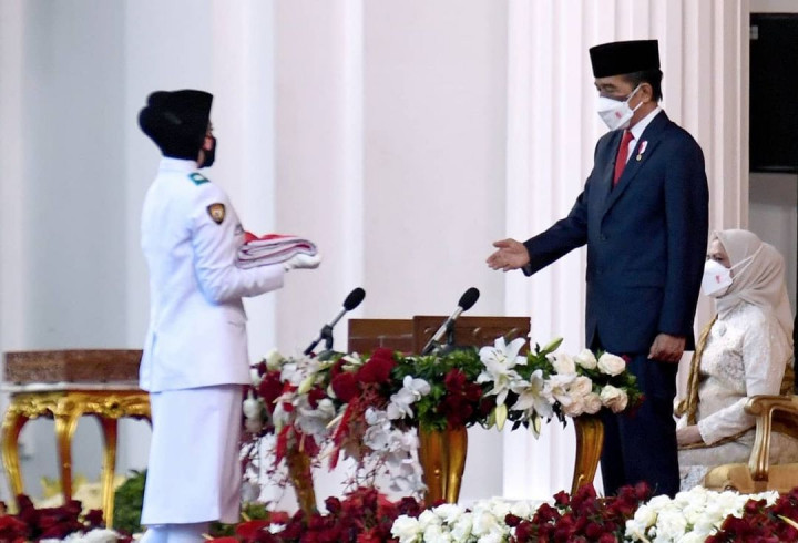 Sementara itu, Qyara Maharani Putri dari Provinsi Jawa Barat dipercaya sebagai pembawa bendera Merah Putih usai diturunkan.