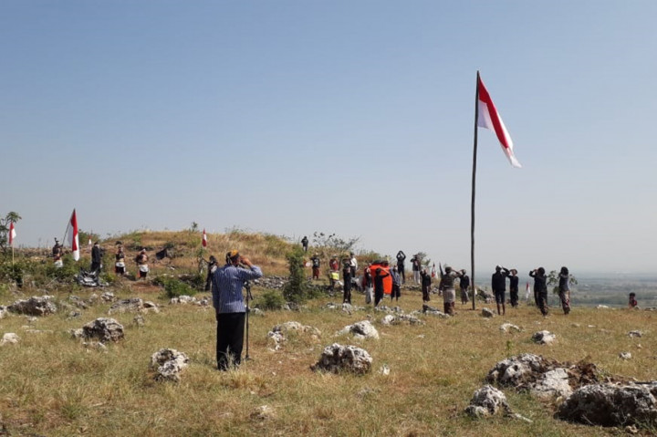 Warga sedulur sikep atau penganut ajaran Samin Surosentiko mengikuti upacara bendera di Pegunungan Kendeng, Desa Kedumulyo, Pati, Jawa Tengah, dalam memperingati HUT Kemerdekaan ke-76 RI. Dok. Istimewa
