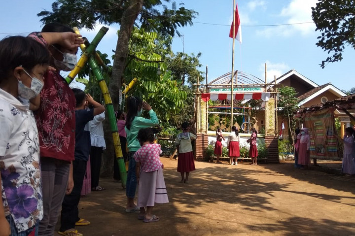 Meski pandemi Covid-19 belum usai, sejumlah anak anak tetap menggelar upacara bendera secara sederhana dari rumah di Desa Pagerharjo, Kecamatan Wedarijaksa, Kabupaten Pati. Dok. Istimewa